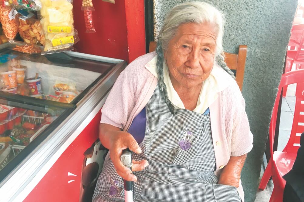 Doña Leo se aferra a su tierra mexiquense y dice que sus 93 años le han enseñado que sólo su dios sabe qué ocurrirá con el Popo (EMILIO FERNÁNDEZ. EL UNIVERSAL)