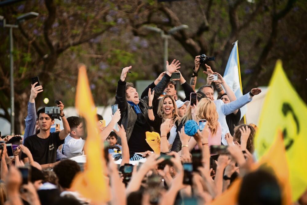 El candidato presidencial argentino Javier Milei (centro) al saludar ayer a sus simpatizantes durante un acto de campaña, en Rosario. Foto: Franco Trovato Fuocoo | EFE