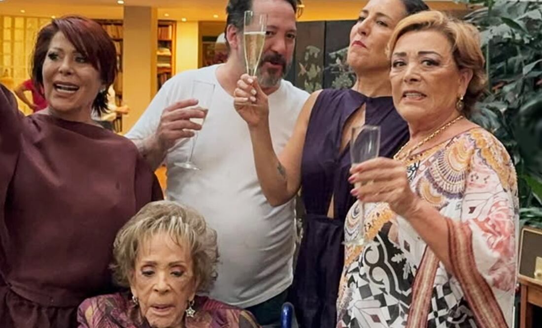 Luis Enrique y Alejandra Guzám, y Sylvia Pasquel, los hijos, con vida, de Silvia Pinal.
Foto: Instagram, vía @ivan.cochegrus