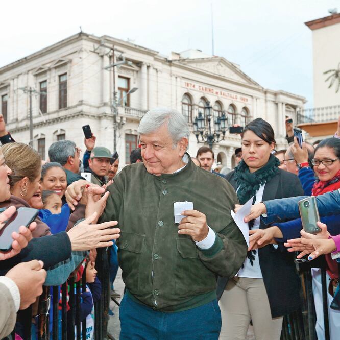 De gira por Coahuila, el presidente electo, Andrés Manuel López Obrador, prometió 8 mil millones de pesos de inversión para 2019. Foto: BERENICE FREGOSO. EL UNIVERSAL