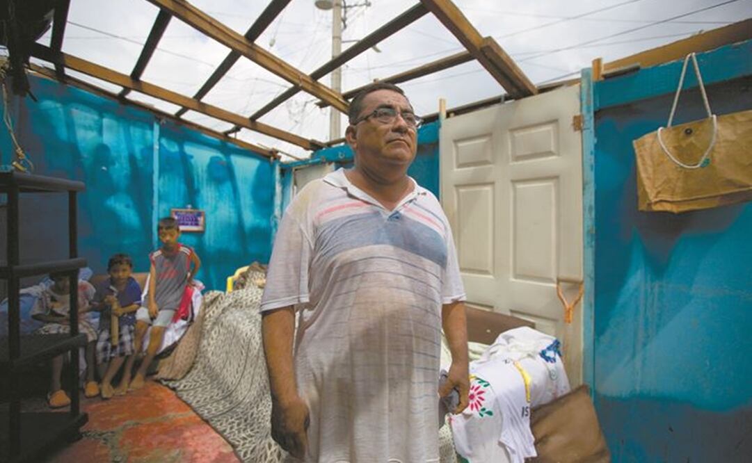 Don Lucas observa los daños de su vivienda y comenta que le da mucha tristeza, principalmente por su familia, ver su casa destruida. Foto: Germán Espinosa/ EL UNIVERSAL.