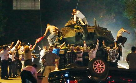 Erdogan no deja la Presidencia; "limpiaremos al Ejército", afirma