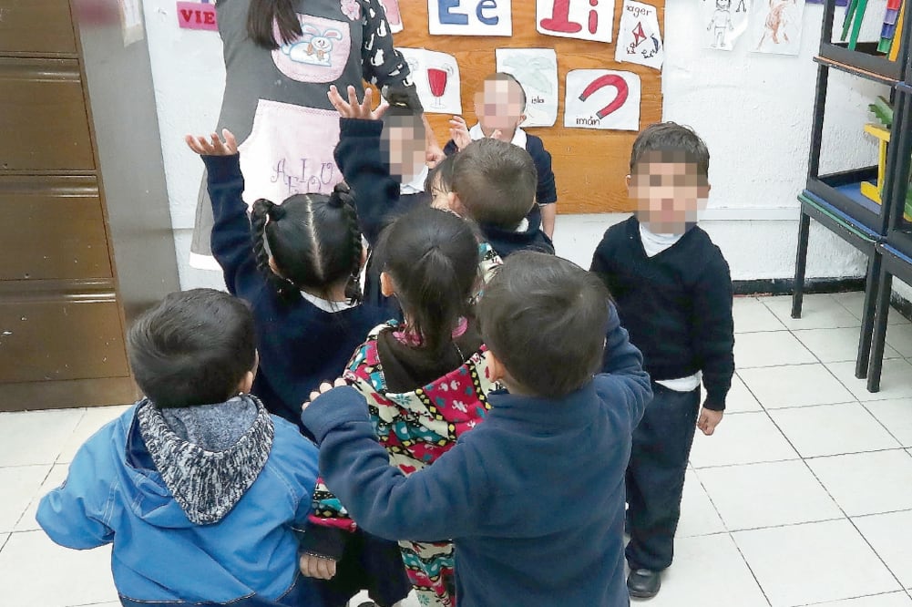 Durante el tiempo que permanecen en la estancia los niños realizan actividades: dibujan, aprenden los colores e incluso reciben clases de inglés (BERENICE FREGOSO. EL UNIVERSAL)