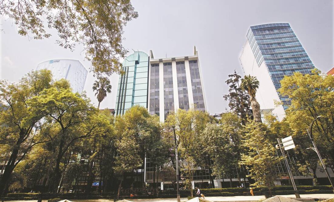 En el caso de las oficinas se sugiere separación de espacios, uso de QR para pruebas, cubrebocas y filtros sanitarios. Foto: Germán Espinosa/ El Universal.