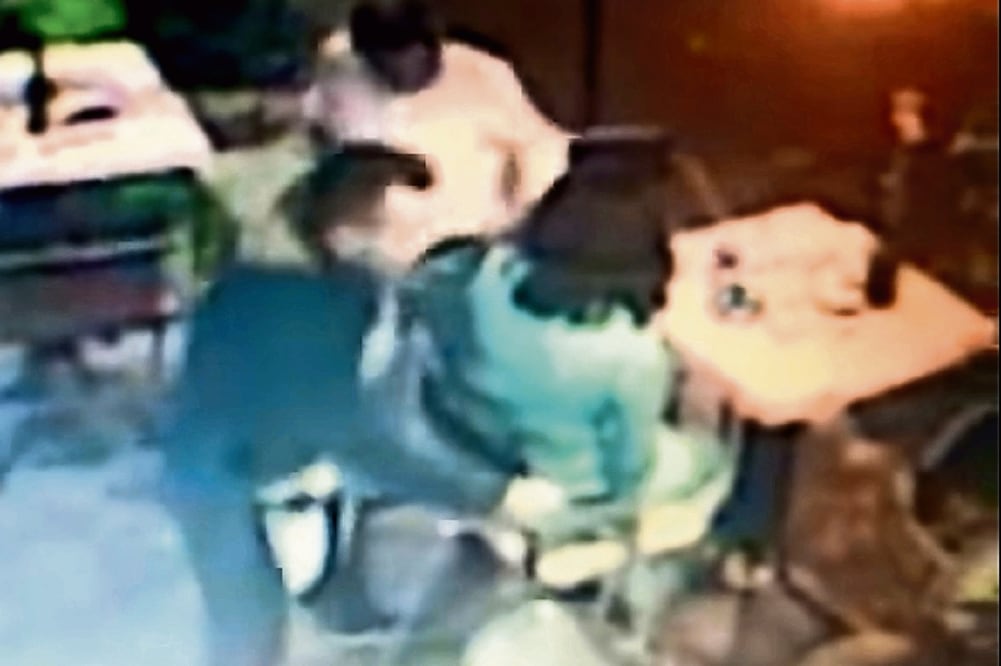 Infraganti. Las cámaras de videovigilancia del restaurante El Elefante, captaron el momento en que dos sujetos despojan de sus pertenencias a los comensales. La zona es blanco de robos constantes. Foto: TOMADA DE VIDEO