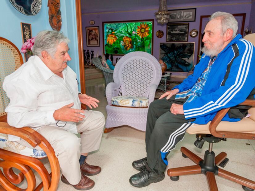 El líder revolucionario de Cuba, Fidel Castro, habla con el entonces presidente de Uruguay, José Mujica, en su residencia de La Habana, en 2014. Foto: Reuters