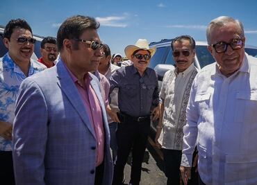 Los Tigres del Norte y gobernador de Sinaloa supervisan carretera en el pueblo natal de los músicos