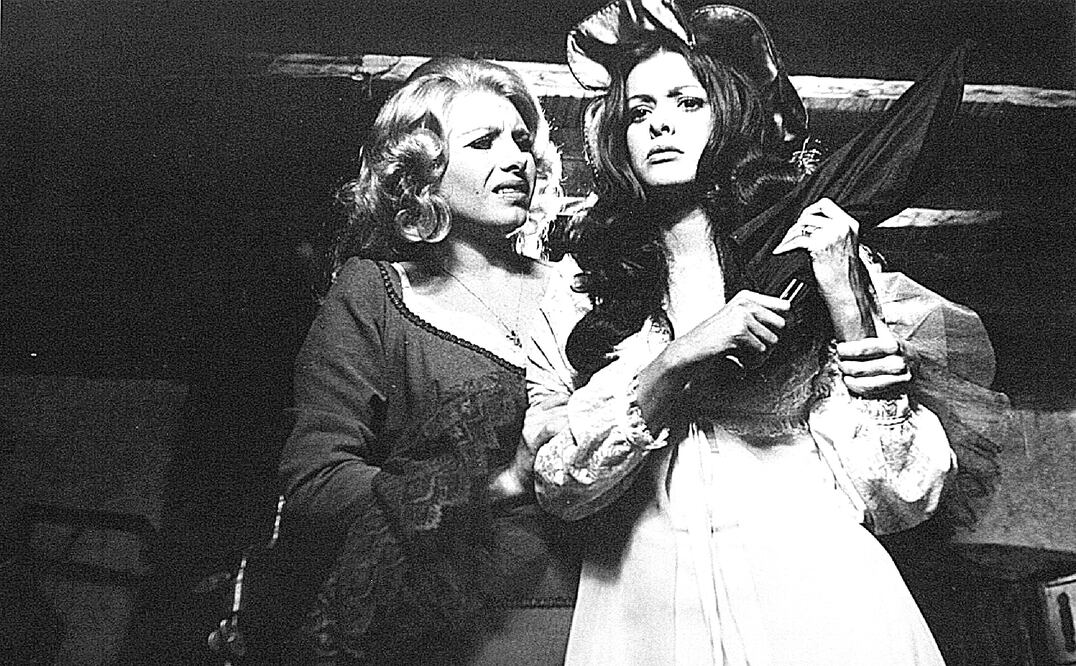 La cinta de terror mexicana fue protagonizada por Lucía Méndez (derecha) (ESPECIAL)