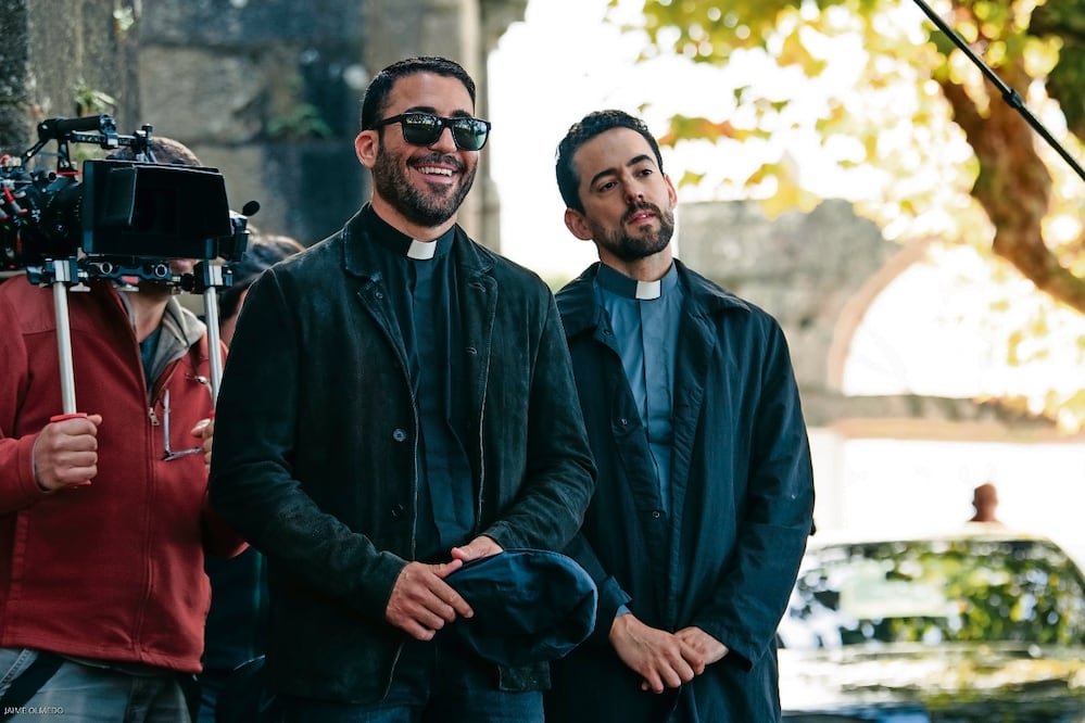Miguel Ángel Silvestre y Luis Gerardo Méndez regresan como el padre Pedro y el padre Simón; los actores destacan el trabajo de su compañera Assira Abbate, quien interpreta a Sor Emilia en la producción. Foto: Paramount