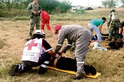 Vuelca camioneta con migrantes; mueren cinco