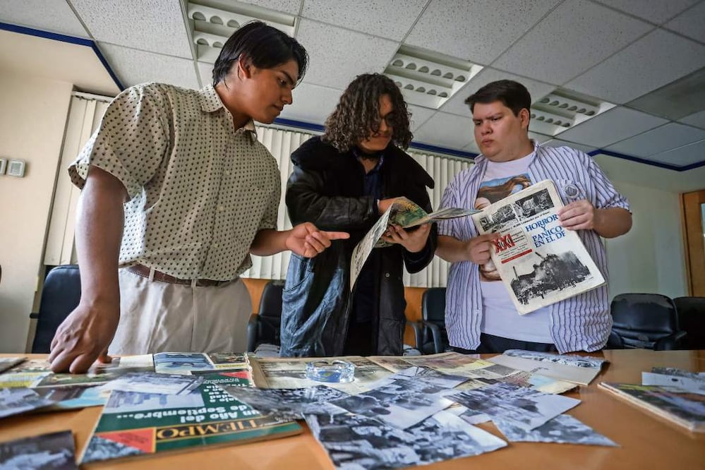De izquierda a derecha: David Valdez, Axel Garfias y Daniel Gallardo con parte del archivo sobre el sismo que han coleccionado. Crédito: LUIS CAMACHO / EL UNIVERSAL