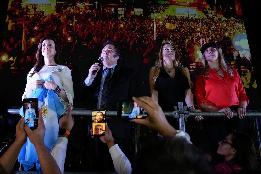 Javier Milei, de La Libertad Avanza, con su compañera de fórmula Victoria Villarruel (izq.), su novia Fátima Florez (tercera de izquierda a derecha )y su hermana Karina Milei. FOTO: NATACHA PISARENKO. AP