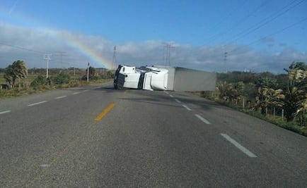 Vientos en Oaxaca vuelcan tres vehículos en istmo
