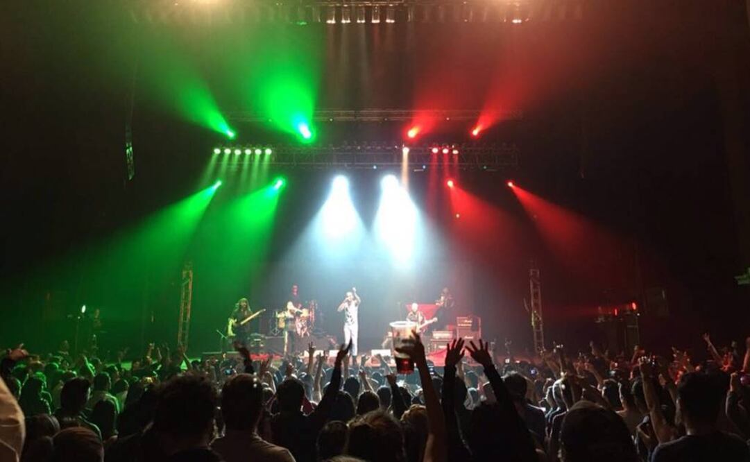 Los primeros temas en escucharse y hacer que los teléfonos celulares salieran entre las manos fueron "Antena" y "No voy a volver". FOTO: Twitter/@LaLupitaoficial