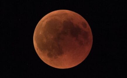 ¿Por qué a veces la luna se ve de color rojo o anaranjado?