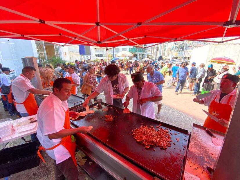 Taquería Don Rey da “un taco de solidaridad” a los damnificados de Guerrero. Foto: Valente Rosas. EL UNIVERSAL