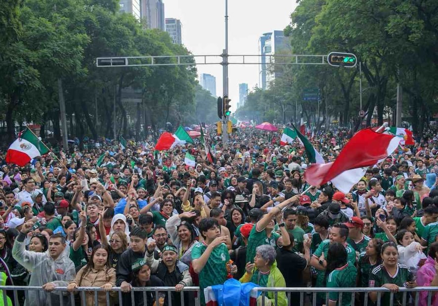 Ambiente en el Ángel de la Independencia tras el triunfo de la Selección Nacional. Foto: Santiago Cadena / EL UNIVERSAL