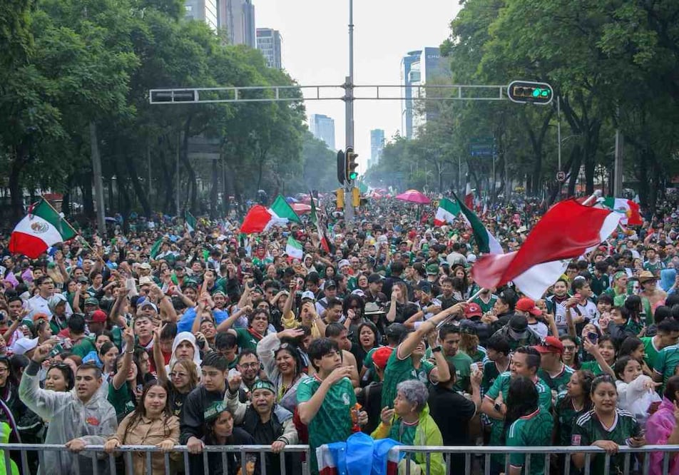 Ambiente en el Ángel de la Independencia tras el triunfo de la Selección Nacional. Foto: Santiago Cadena / EL UNIVERSAL