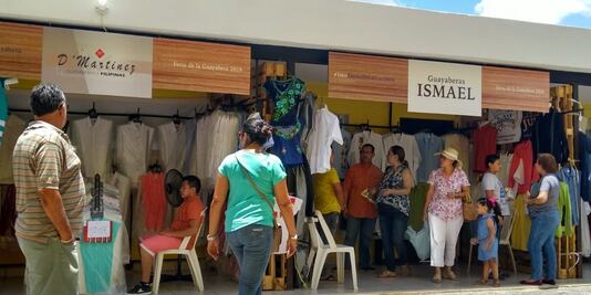 Comercio informal y piratería amenazan producción de guayaberas en Yucatán 