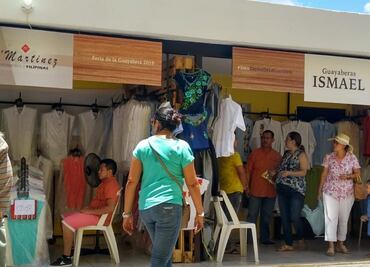 Comercio informal y piratería amenazan producción de guayaberas en Yucatán