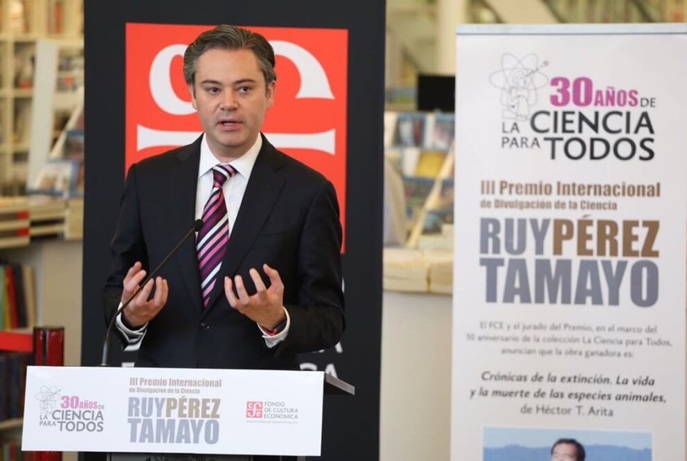 Nuño Mayer dio a conocer al ganador del III Premio Internacional de Investigación de la Ciencia Ruy Pérez Tamayo, el biólogo de la Facultad de Ciencias de la UNAM Héctor T. Arita. Foto: Berenice Fregoso