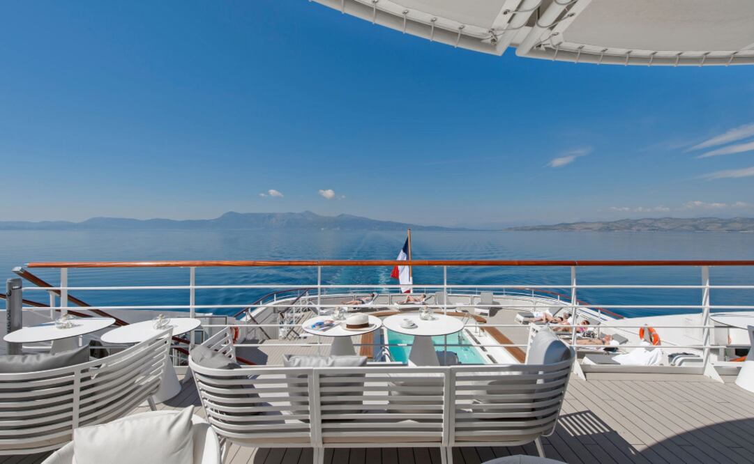 La embarcación Le Lyrial, donde tendrá lugar un crucero en colaboración con el Museo del Louvre, tiene alberca y spa. (Foto: Cortesía Ponant)