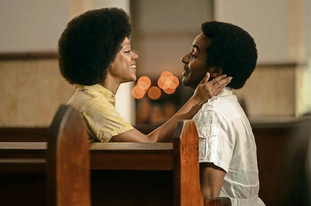 Gwen Fontaine (Boone) con su esposo Huey Newton (Holland). Apple Tv