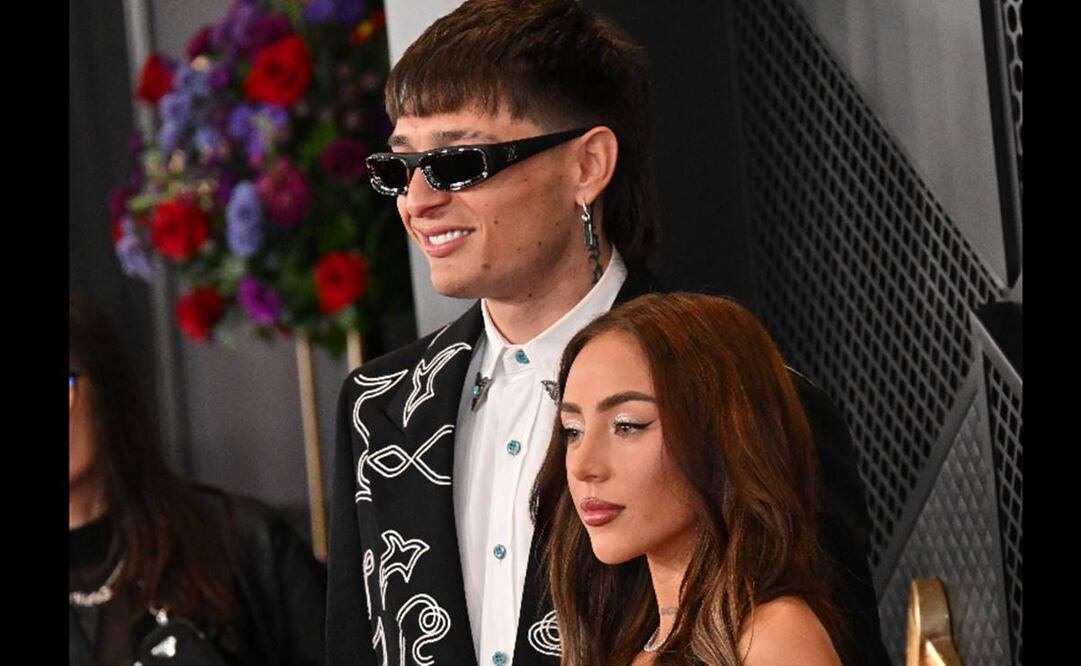 Peso Pluma y Nicki Nicole en la entrega de los premios Grammy 2024. Foto: AFP.