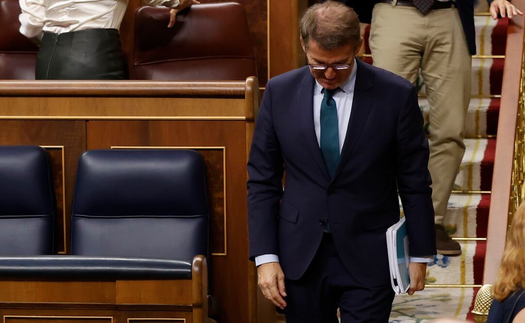 El líder del Partido Popular y candidato presidencial, Alberto Núñez Feijóo abandona el hemiciclo tras la segunda votación de su investidura, este viernes en el Congreso. Feijóo ha perdido hoy la segunda y última de sus opciones para convertirse en presidente del Gobierno español, tal y como estaba previsto, ya que afrontaba su investidura sin haber conseguido los suficientes apoyos. Foto: EFE
