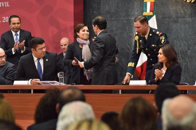 Entrega Rosario Robles a EPN Guía de Resiliencia