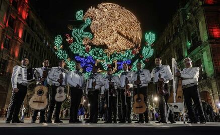 Encienden alumbrado por fiestas patrias en el Zócalo de CDMX
