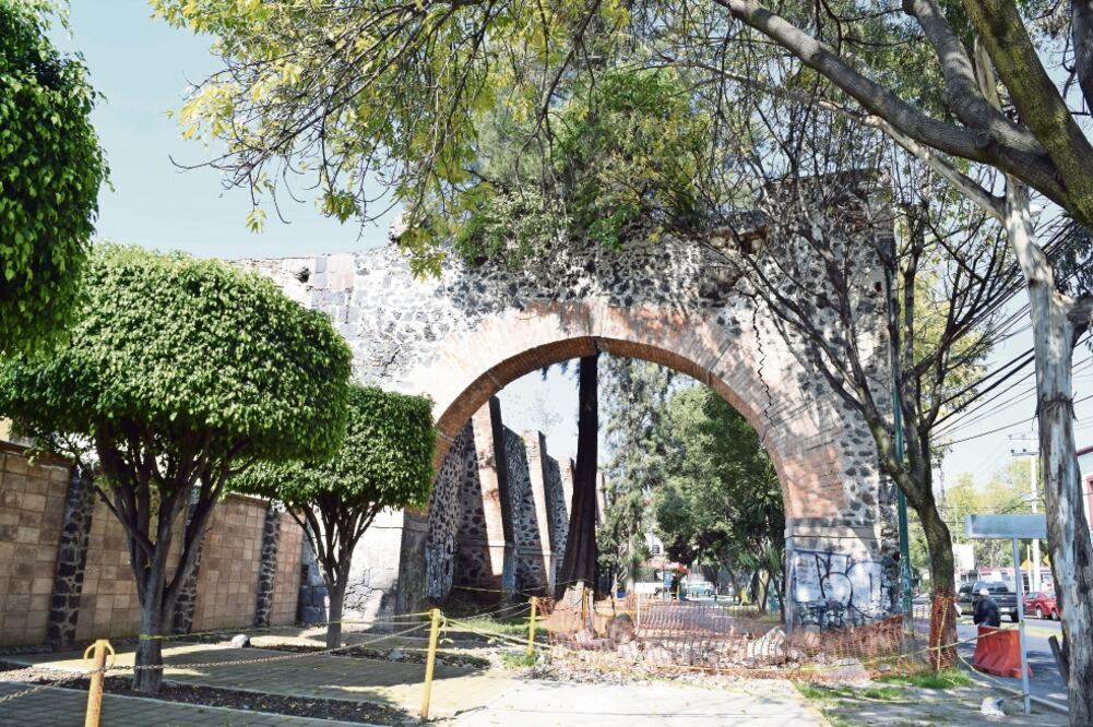 Sobre la acera aún hay grandes piedras que se cayeron tanto de la parte alta de la estructura como del costado del arco. (SONIA SIERRA. EL UNIVERSAL)