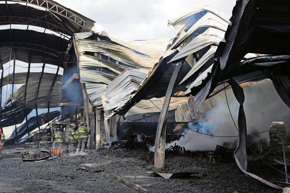 Hasta ayer jueves continuaban los trabajos de remoción de escombros por parte de personal de Protección Civil y bomberos, quienes laboraron para impedir que se reavivara el fuego que consumió mil 400 metros cuadrados de bodegas de huacales. Foto: Jorge Alvarado | El Universal