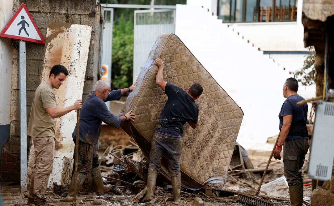 Vecinos sacan a la calle enseres dañados por las inundaciones en la localidad malagueña de Benamargosa, este jueves, tras las fuertes lluvias. La dana sobre el sur y extremo oriental del país, con cuantiosos daños en las últimas horas, rescates y vías cortadas por inundaciones, como en Málaga -ya sin riesgo- empieza a remitir, pero el temporal azotará aún hoy a Andalucía, que está en alerta naranja (riesgo importante), así como a Valencia, aunque solo hasta media mañana. Foto: EFE