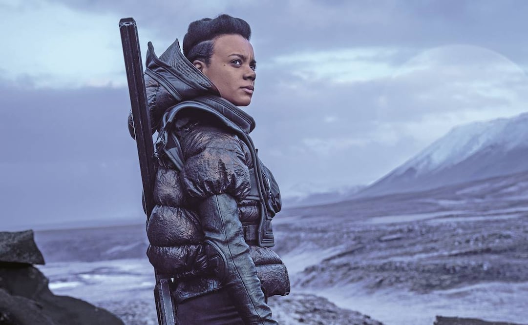 Leah interpreta a Salvor Hardin, una mujer policía que no teme en utilizar su fuerza. Fotos: Apple TV+.