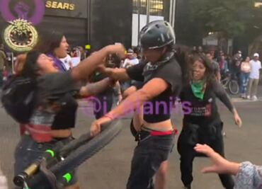 Video. Mujeres golpean a ciclista por atropellar a una menor durante la marcha