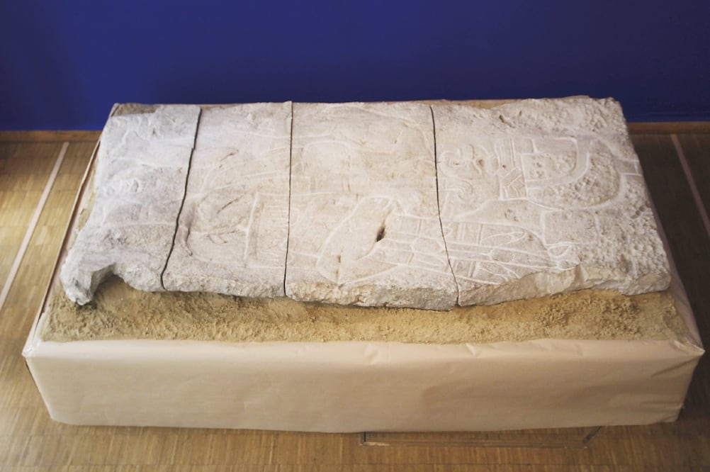 Bajorrelieve olmeca de Xoc pudo haberse subastado hasta en 5.6 mdd (JAVIER ALBISU. EFE)