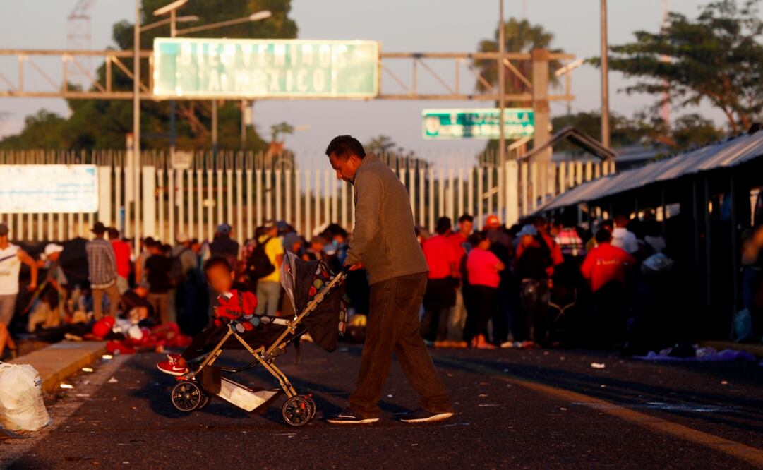 Migrantes hondureños en el puente que divide México de Guatemala (Foto: EFE)