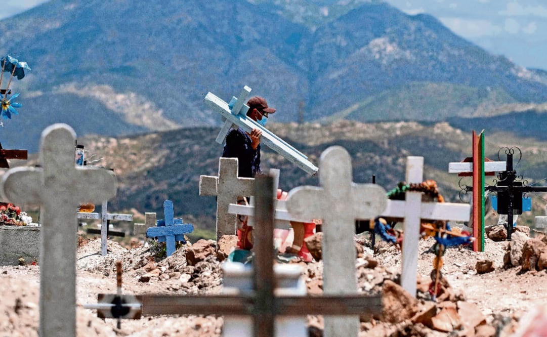 Doctors sold the altered death certificates to families who were willing to pay between MXN 3,000 and MXN 5,000 - Photo: Alfredo Estrella/AFP