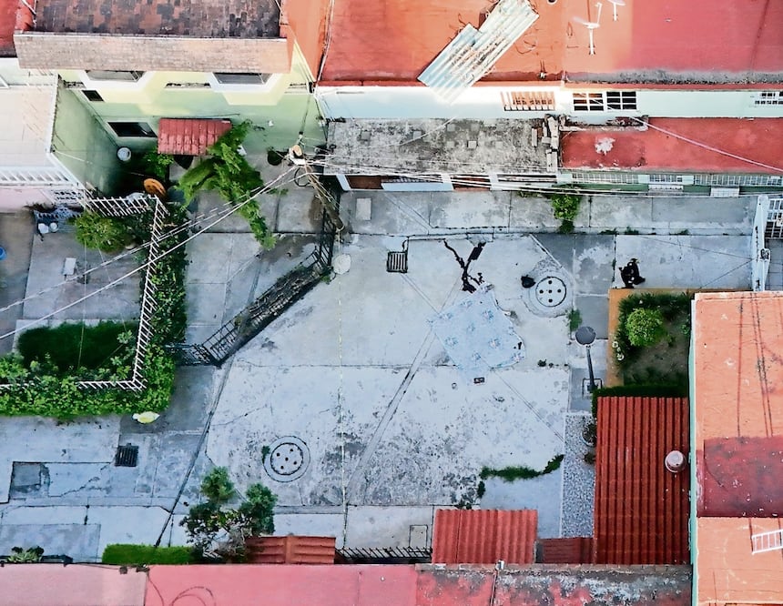 El cuerpo de una de las víctimas quedó tendido dentro del andador de la Unidad Habitacional Francisco Villa. Foto: Valente Rosas/ EL UNIVERSAL