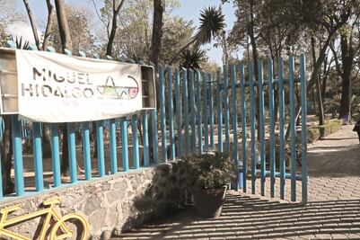 Delegada en MH pagó hasta 500% más por lonas