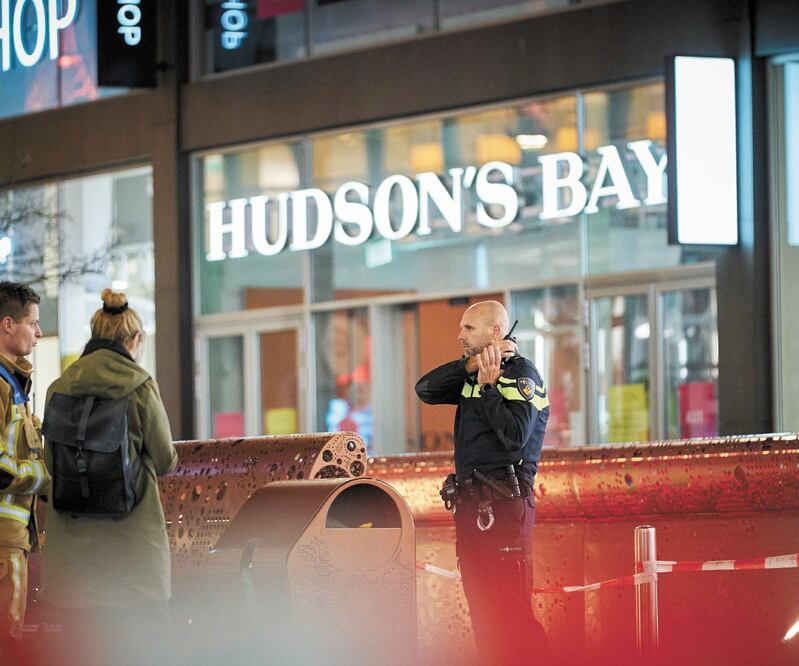 Agentes bloquean la calle donde se llevó a cabo el ataque en La Haya, en un centro comercial durante el Black Friday. Foto: PHIL NIJHUIS. AP