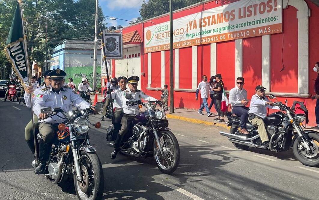 Hubo confeti, dulces, matracas y trompetas que vecinos y vecinas sacaron de su hogar. FOTO: Especial/EL UNIVERSAL