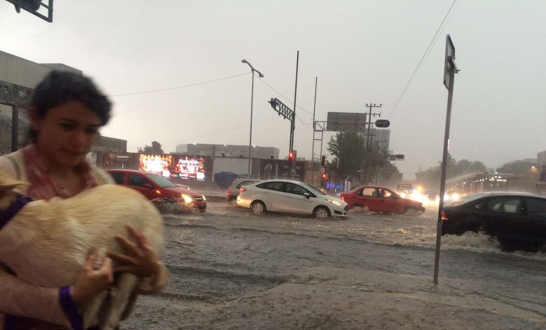 Estragos de la lluvia sobre Benjamín Franklin, cerca de Tacubaya. FOTO: Carina García