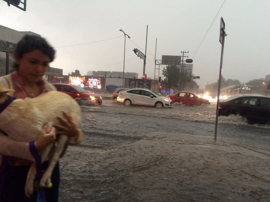 Estragos de la lluvia sobre Benjamín Franklin, cerca de Tacubaya. FOTO: Carina García