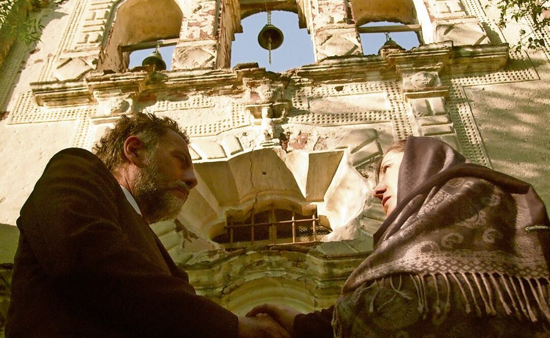 Rey Cantú como Carlos Ortega, uno de los narcos, y Mónica Mauro como Shirley Carter. Foto: AMC