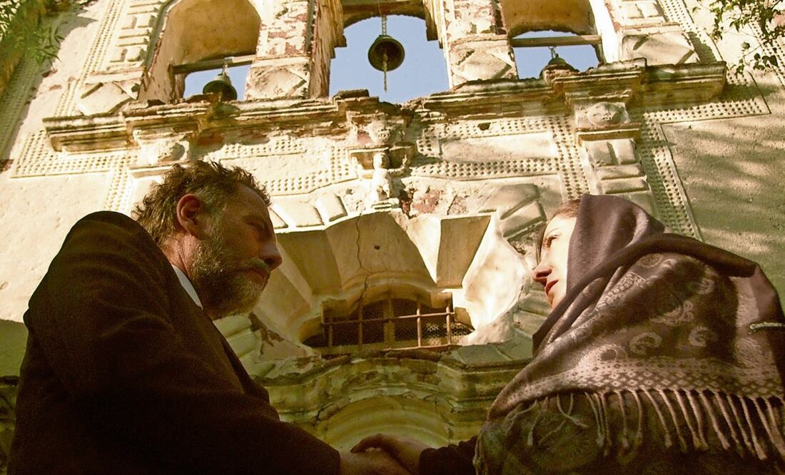 Rey Cantú como Carlos Ortega, uno de los narcos, y Mónica Mauro como Shirley Carter. Foto: AMC