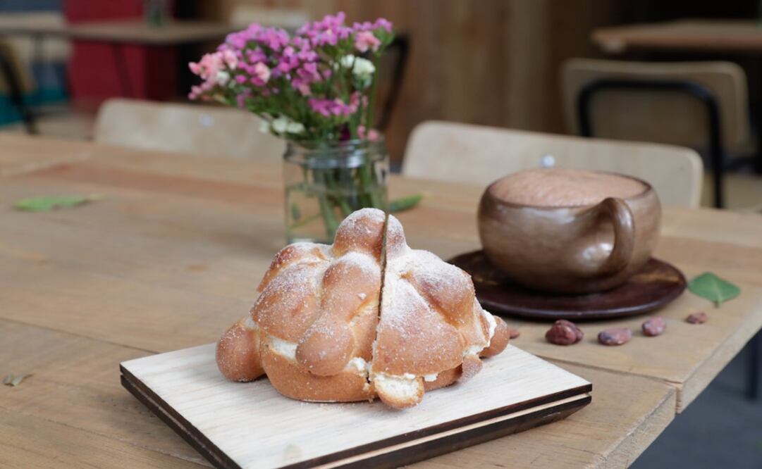 La versión más tradicional del pan de muerto es un esponjoso pan con sabor a naranja o anís, el cual se espolvorea con azúcar blanca - Foto: Ivan Stephens/EL UNIVERSAL