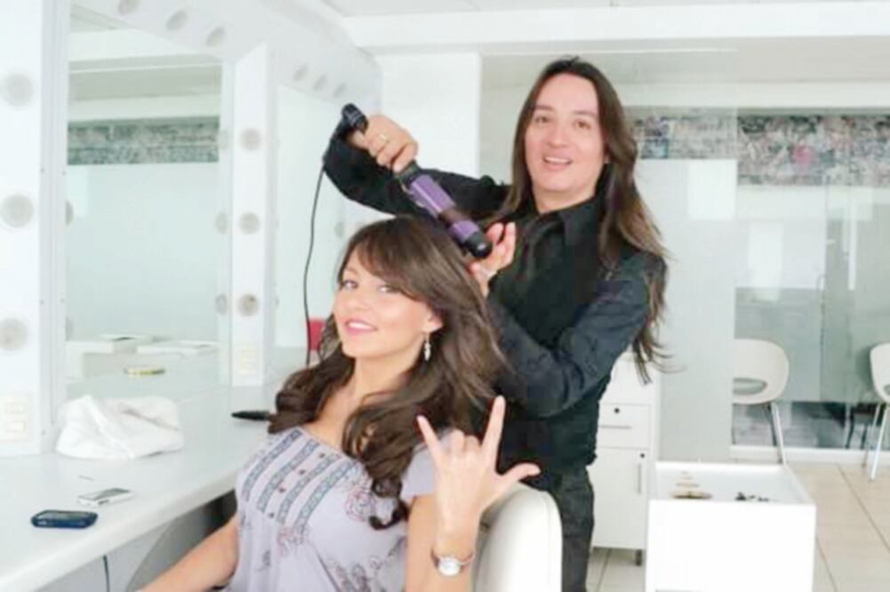 “Ahora a mí me maquillan y me peinan”, explica Romo divertido. (FOTO: CORTESÍA)