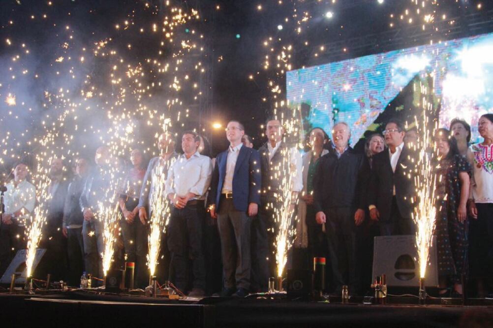 Entre gritos de "Anaya Presidente", los panistas se codearon con todos aquellos dispuestos a la verbena independentista. (FOTOS: VERÓNICA RAMÍREZ. EL UNIVERSAL)